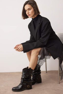 Siyah K?r?s?k Cilt Toka Detayl? Koruklu Blok Topuklu Kad?n Cizme TAKAW26BO00084