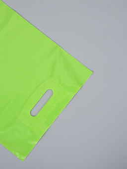 Цена за 50 шт. Пакет полиэтиленовый с вырубной ручкой, Салатовый 30-40 См, 60 мкм