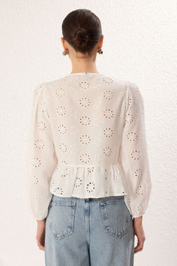 Trendyolmilla Beyaz Brode Kumas Baglama Detayl? Regular Normal Kal?p Dokuma Gomlek TWOSS25GO00051