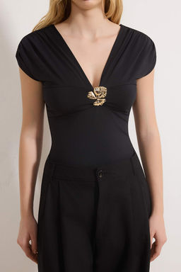Siyah Vucuda Oturan V Yaka K?sa Kollu Aksesuar Detayl? C?tc?tl? Esnek Orme Body TWOSS26BD00007