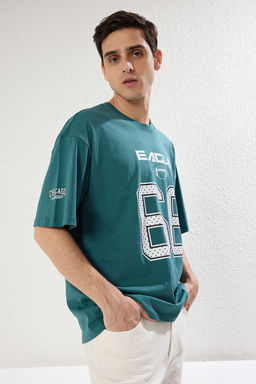TRENDYOL MAN Zumrut Yesili Oversize/Genis Kesim Spor Bask?l? Tok Kumas T-shirt TMNSS25TS00032