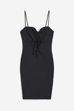 Vestido ajustado con detalles cut-out