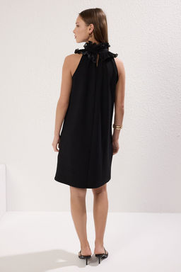 TRENDYOLMILLA Siyah Duz Midi Yaka Detayl? Krep Esnek Orme Elbise TWOSS25EL00065
