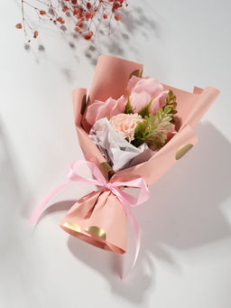 Букет из мыльных лепестков для ванны «Три розы и гвоздика», подарочный, розовый, 7.5×13.5×20 см