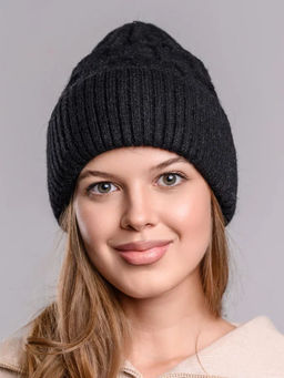 Теплая зимняя шапка бини из нежнейшей ангоры