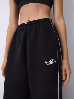 Спортивные брюки с декоративными кантами