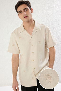 TRENDYOL MAN Ekru Regular Fit K?sa Kollu Nak?sl? Keten Gorunumlu Yazl?k Gomlek TMNSS25GO00025