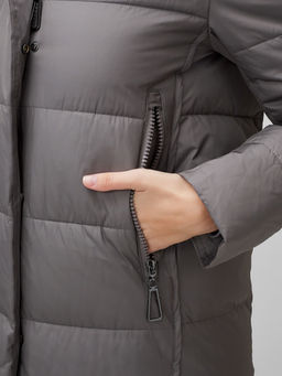 Пальто утепленное стеганное зимнее с капюшоном женское темно-серого цвета 9606TC