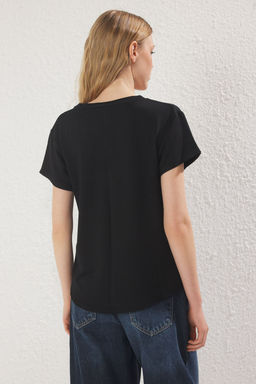 Siyah V Yaka Regular/Normal Kal?p Orme T-Shirt TWOSS25TS00196