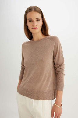 Женский однотонный вязаный свитер стандартного силуэта с круглым вырезом и рукавами реглан, серебристый