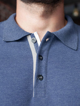 Лонгслив из мягкого фактурного трикотажа с плетеным воротником поло на пуговицах