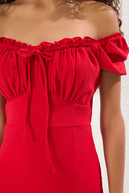 TRENDYOLMILLA K?rm?z? A-Kesim Gogusten Baglama Detayl? Dokuma Uzun S?k Abiye & Mezuniyet Elbise TPRSS25AE00131  фото 3