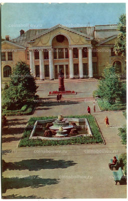 Открытка Великие Луки. Городской драматический театр на площади Рокоссовского