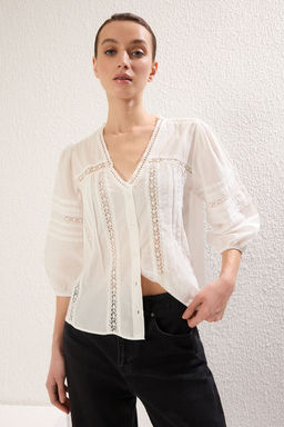 TRENDYOLMILLA Beyaz Pamuklu Kumas Dantel Detayl? Regular Normal Kal?p Dokuma Gomlek TWOSS25GO00030