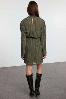 Trendyolmilla Siyah Kusakl? Etegi Belden Ac?lan Pliseli Mini Dokuma K?sl?k Elbise TWOAW25EL00496  фото 10