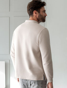 Лонгслив из мягкого фактурного трикотажа с плетеным воротником поло на пуговицах