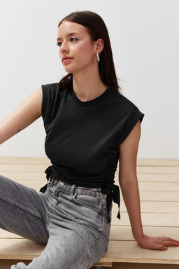 TRENDYOLMILLA Antrasit %100 Pamuk Buzgu Detayl? Crop Yarasa Kol Orme T-Shirt TWOSS24TS00026