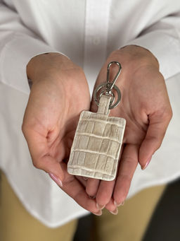 Брелок Sefaro из кожи крокодила бежевый