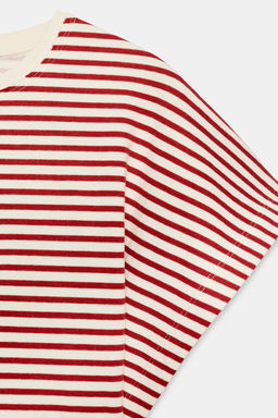 CAMISETA ENTALLADA RAYAS / Raya Roja