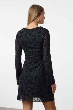 TRENDYOLMILLA Siyah Flok Bask?l? Vucuda Oturan Mini Orme Elbise TWOAW25EL00562 фото 5