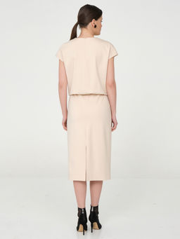 Платье со спущенным плечом