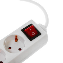 Удлинитель Luazon Lighting, 3 розетки, 1,8 м, 10 А, 2200 Вт, 3х0.75 мм2, с заземлением, с выключателем, белый