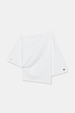 CAMISETA CUELLO BARCO BOT?N / Blanco