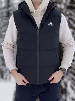 KM1812 Жилет на синтепоне с капюшоном ЧЕРНЫЙ