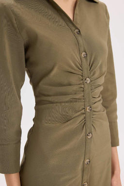 Базовое бенгальское платье с воротником рубашки и присборенной талией на пуговицах до половины рукава - Defacto фото 4