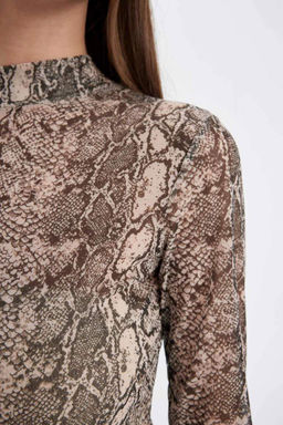 Женская приталенная футболка с длинным рукавом из тюля со змеиным узором и полуводолазкой приталенного кроя - Defacto фото 5