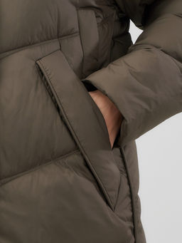 Пальто зимнее утепленное с мехом и капюшоном тренд темно-коричневого цвета 7745TK - Visdeer фото 8