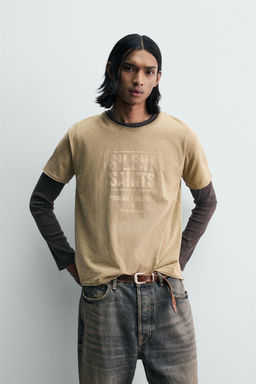 CAMISETA LAVADA TEXTO ESTAMPADO / Tostado