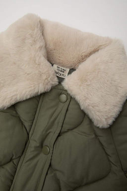 Стеганое плюшевое пальто с воротником для маленьких девочек - Defacto фото 2