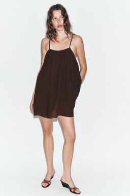 VESTIDO MINI TEXTURA VOLUMEN / chocolate
