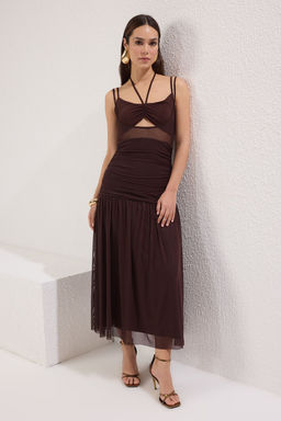 TRENDYOLMILLA Kahverengi Cut Out/Pencere Detayl? Buzgulu Astarl? Tul Orme Midi S?k Elbise TPRSS25EL00246 фото 2