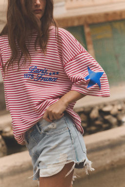 CAMISETA RAYAS TEXTO ESTRELLAS / Rosa