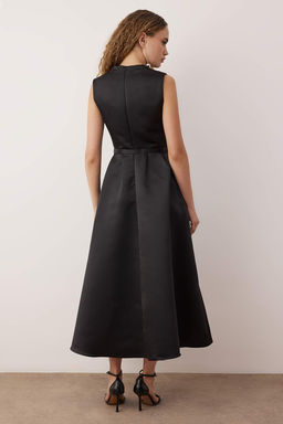 Siyah Duz Kemerli Etegi Benden Ac?lan V yaka Saten Maxi S?k/Gece Elbisesi TPRAW26EL00051