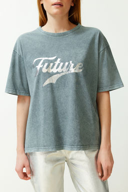 TRENDYOLMILLA Gri Slogan Bask?l? Y?kamal? Relaxed/Rahat Kal?p Bisiklet Yaka Orme T-Shirt TWOSS24TS00107 фото 4