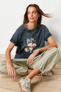 TRENDYOLMILLA Indigo %100 Pamuk Bask?l? ve Soluk Efektli Boyfriend Orme T-Shirt TWOSS23TS00281