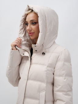 Пальто утепленное стеганное зимнее с капюшоном женское бежевого цвета 9627B - Mtforce фото 7