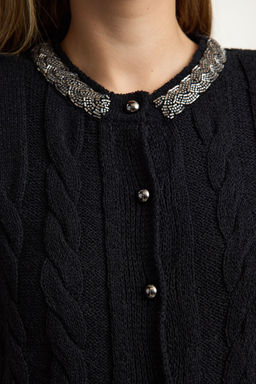 Trendyolmilla Siyah Crop %100 Pamuk Bisiklet Yaka Boncuk Detayl? Sac Orgulu Triko H?rka TWOAW25HI00342  фото 4