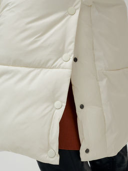 Пальто утепленное стеганное зимнее с капюшоном женское бежевого цвета 9611B - Mtforce фото 10