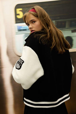 Плюшевая куртка-бомбер с карманами и карманами на кнопках с вышивкой поло большого размера - Defacto фото 3