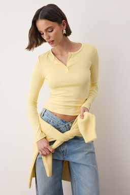 Sar? Soft Touch Yar?m Pat Dugmeli Vucuda Oturan Esnek Orme Bluz TWOAW26BZ00140