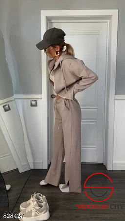 Спортивный женский костюм