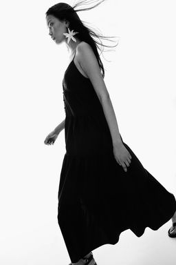 Vestido escalonado con tirantes espagueti