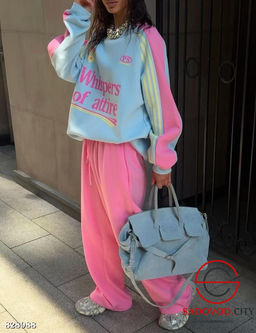 Спортивный женский костюм