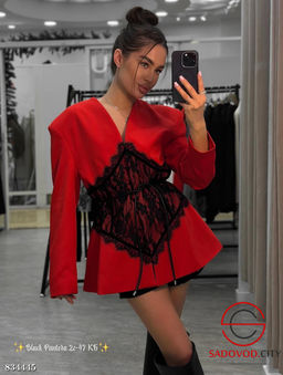 Женский удлиненный пиджак с кружевной отделкой