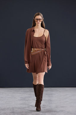 Trendyol Studio Kahverengi K?sa / Mini Esnek Gomlek Detayl? Dokuma Elbise TWOAW26EL00308