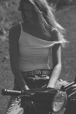 TWISTED STRAP TOP